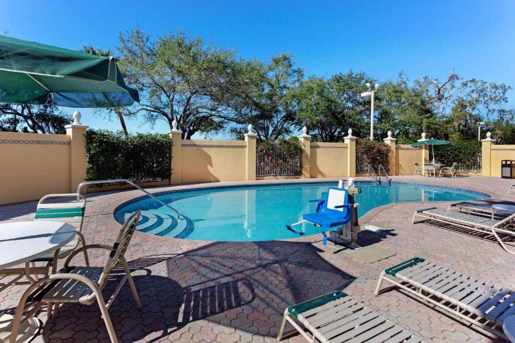 La Quinta by Wyndham Sarasota Downtown photo