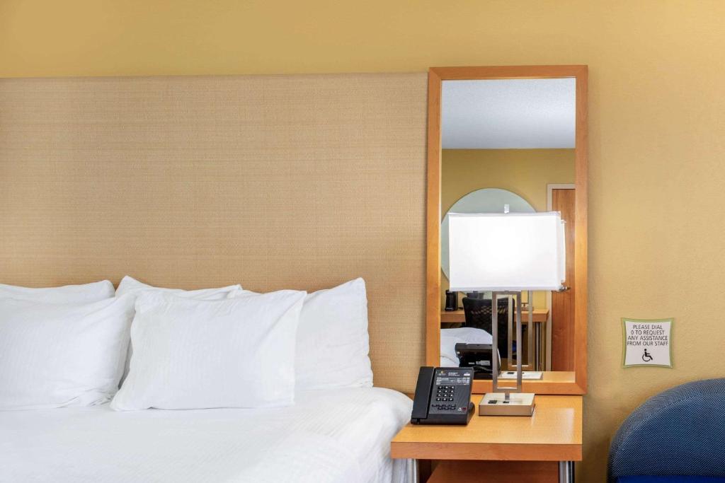 La Quinta by Wyndham Sarasota Downtown photo