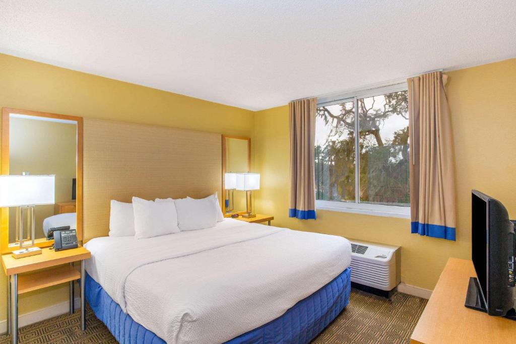 La Quinta by Wyndham Sarasota Downtown photo