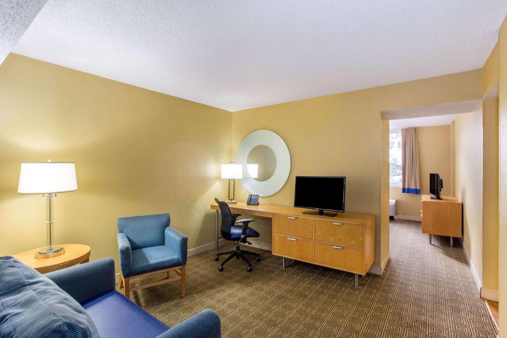 La Quinta by Wyndham Sarasota Downtown photo