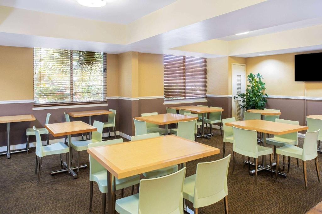 La Quinta by Wyndham Sarasota Downtown photo