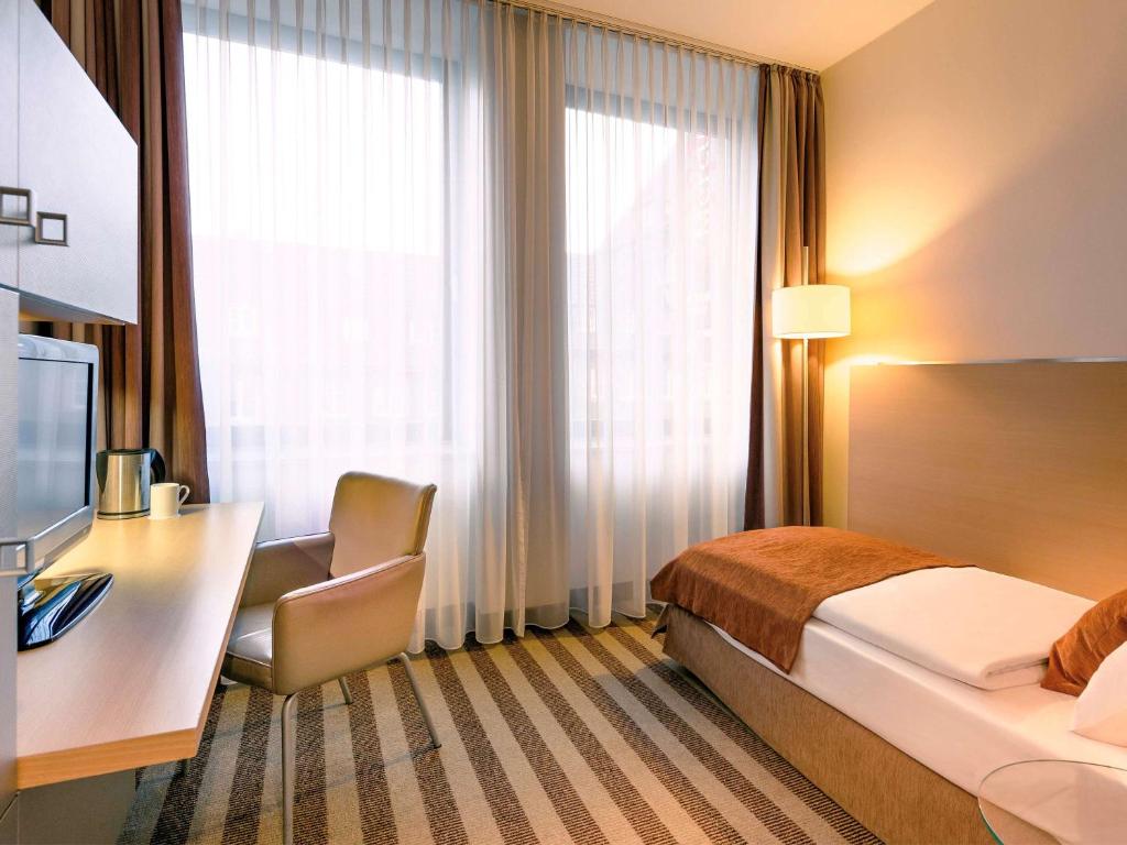 Postel nebo postele na pokoji v ubytování Mercure Hotel Aachen Am Dom