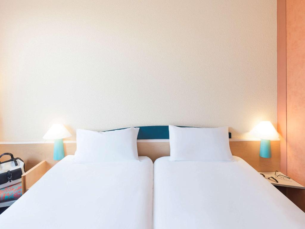 Postel nebo postele na pokoji v ubytování ibis Luxembourg Sud
