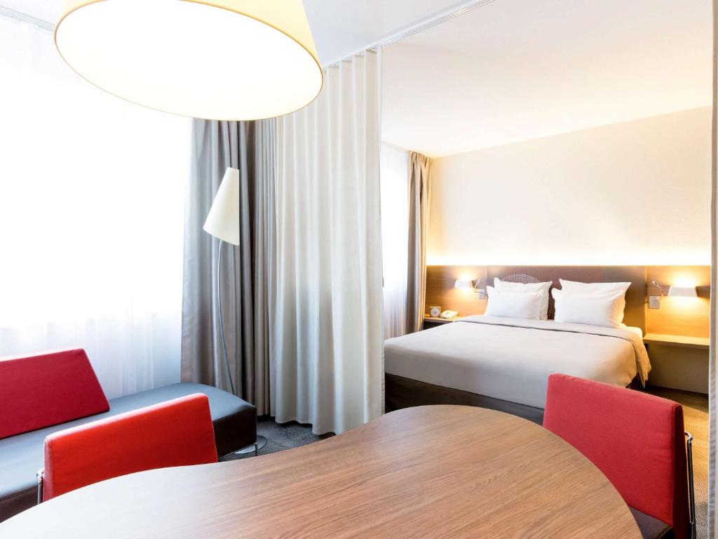 Postel nebo postele na pokoji v ubytování Novotel Suites Genève Aéroport