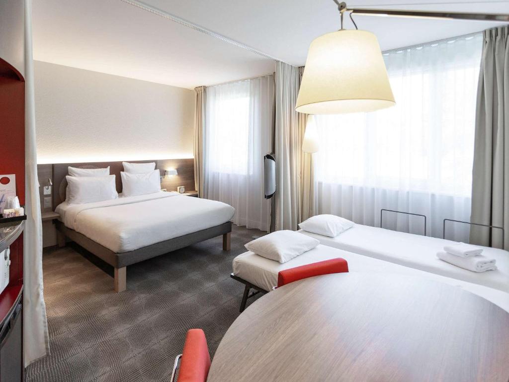 Postel nebo postele na pokoji v ubytování Novotel Suites Genève Aéroport