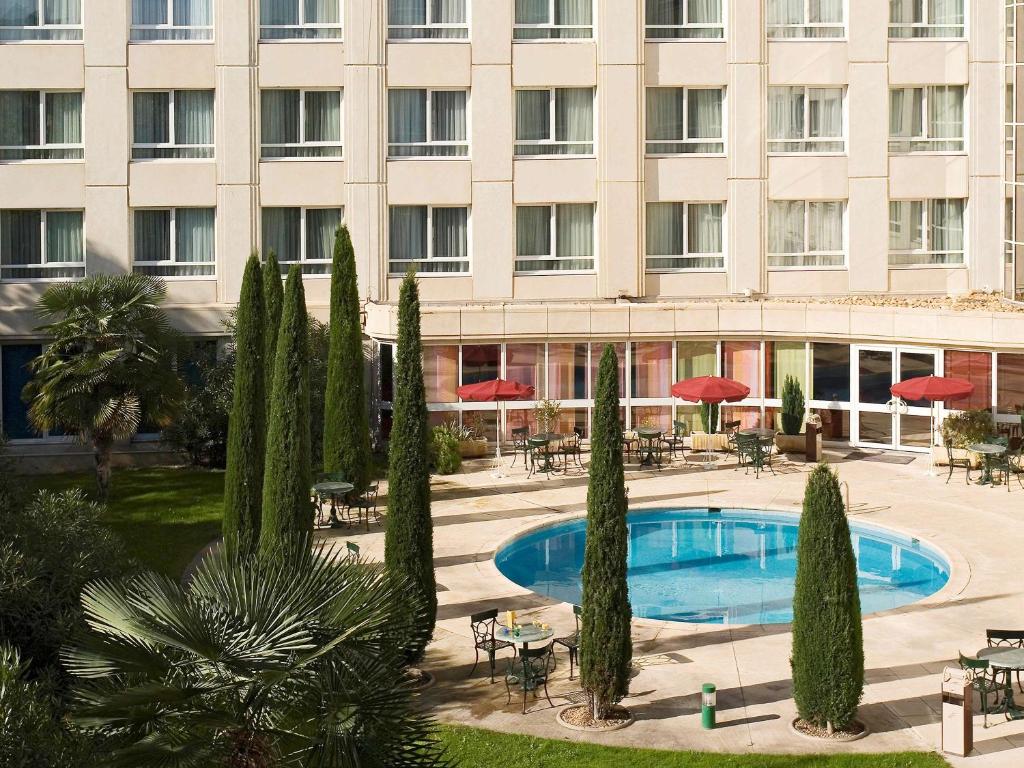Bazén v ubytování Novotel Suites Montpellier Antigone nebo v jeho okolí