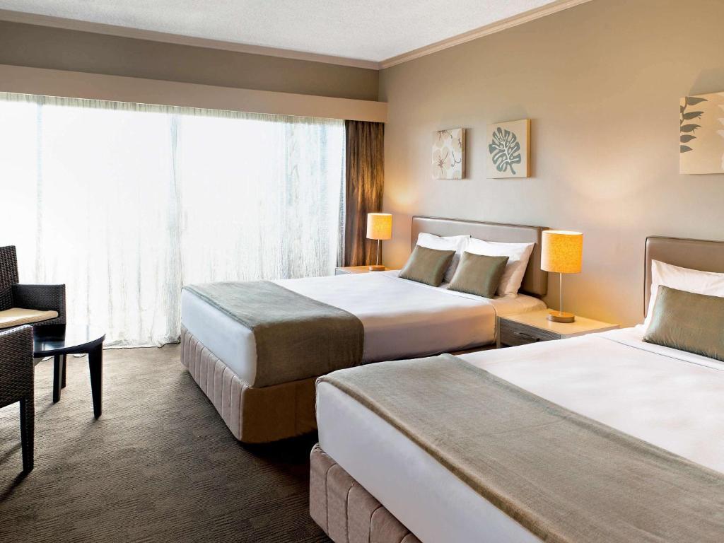 Postel nebo postele na pokoji v ubytování Novotel Nadi