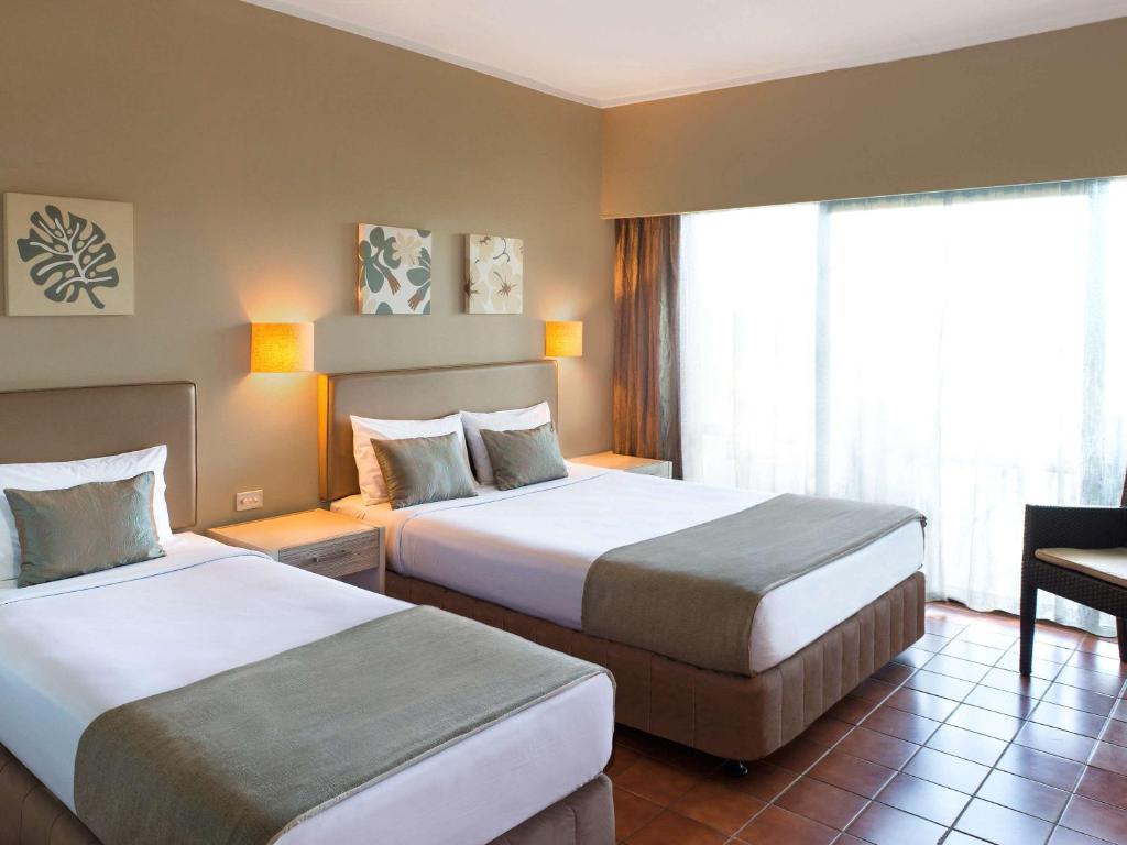 Postel nebo postele na pokoji v ubytování Novotel Nadi