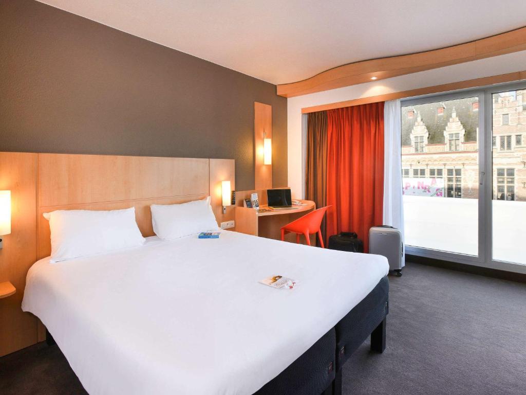 Postel nebo postele na pokoji v ubytování ibis Kortrijk Centrum