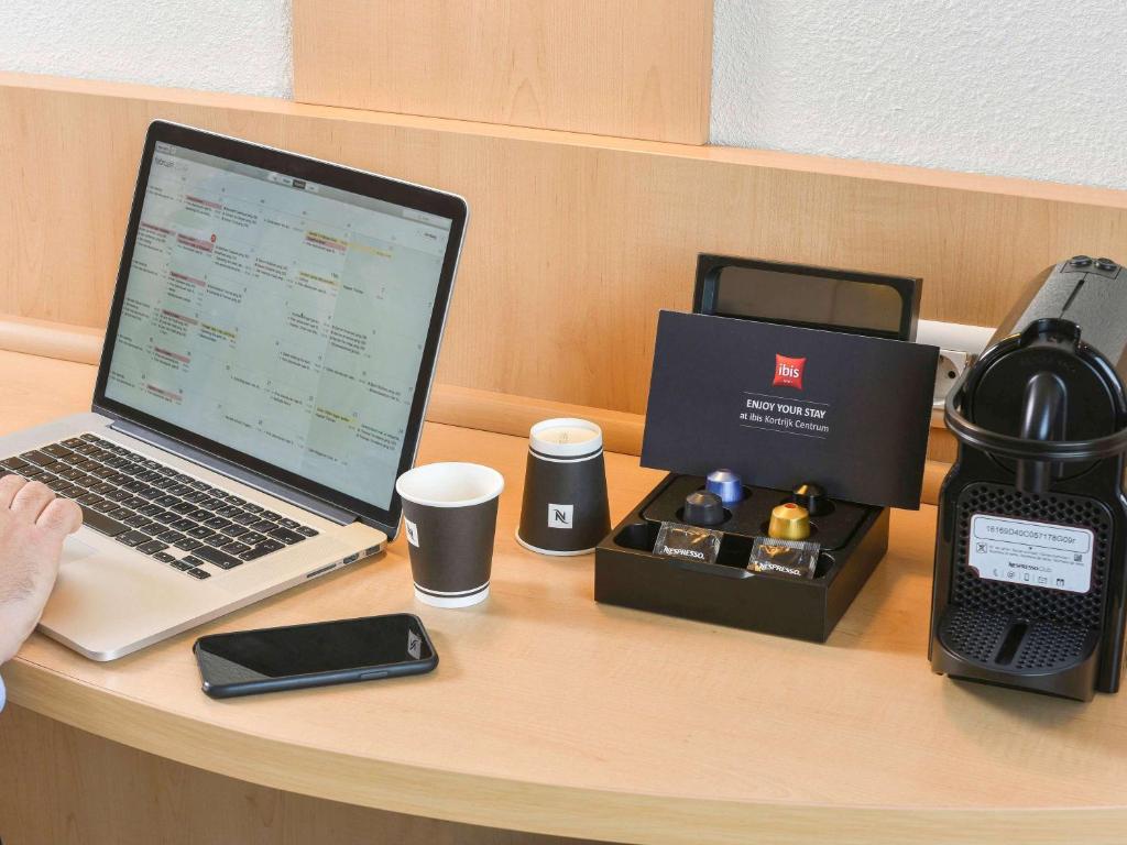 Příslušenství pro přípravu čaje a kávy v ubytování ibis Kortrijk Centrum
