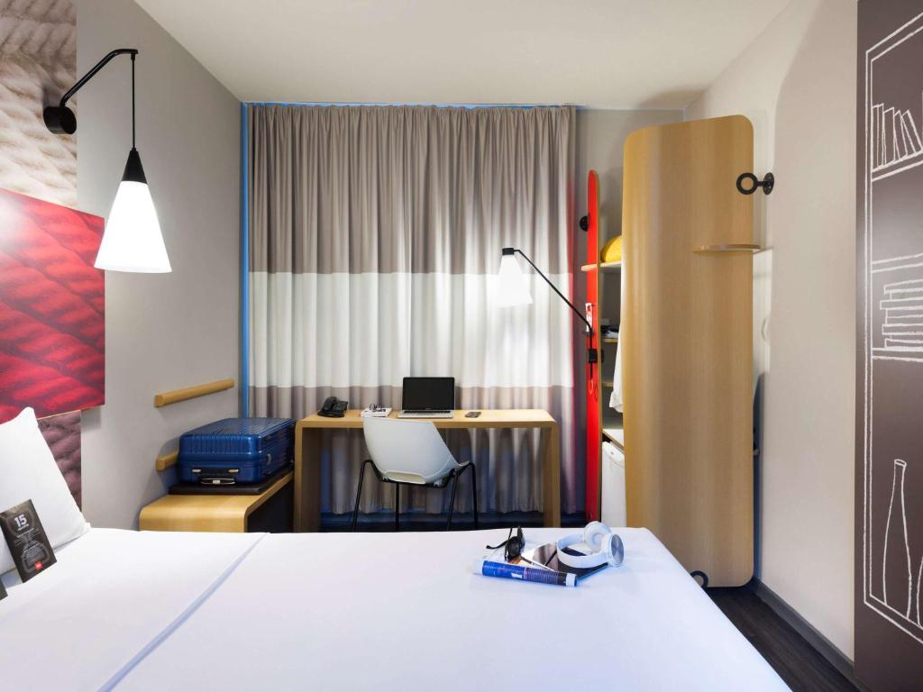 Llit o llits en una habitació de ibis Navegantes Itajai