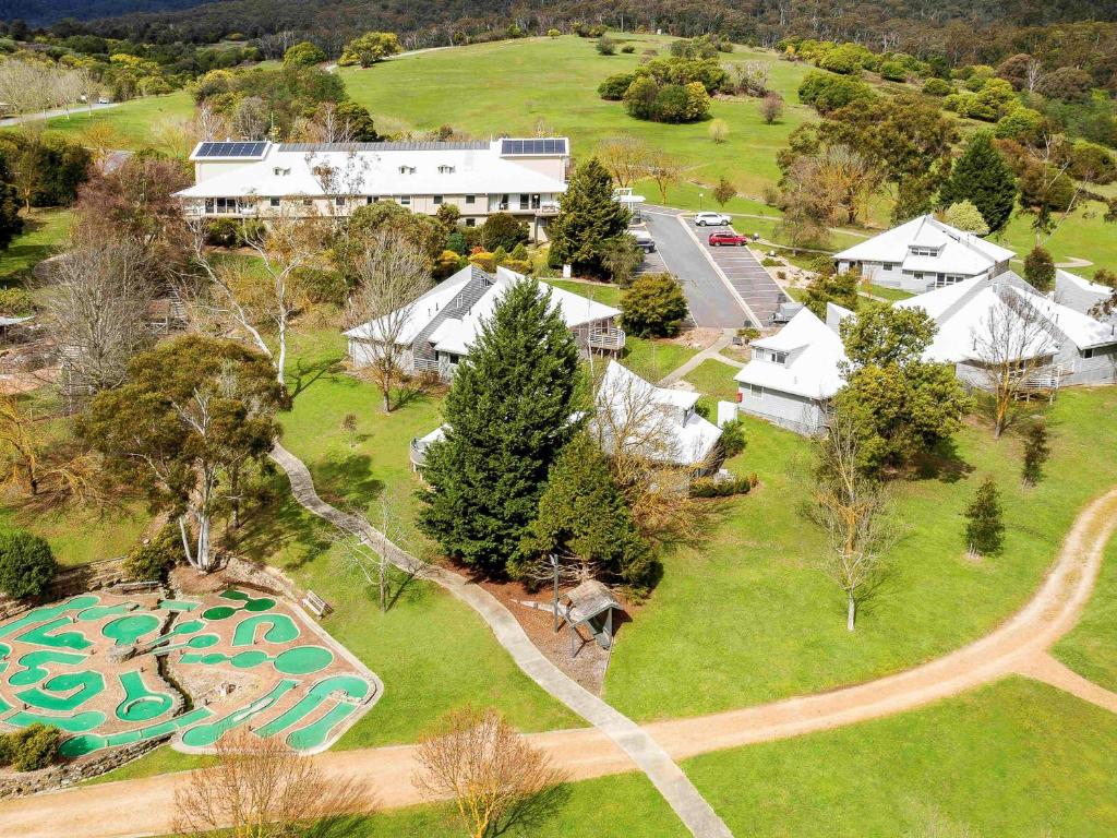 einen Luftblick auf ein Resort mit einem Pool in der Unterkunft The Sebel Pinnacle Valley in Merrijig