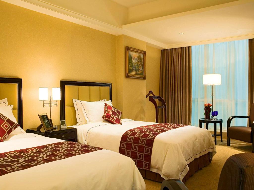 Postel nebo postele na pokoji v ubytování Oriental Ginza Hotel Shenzhen