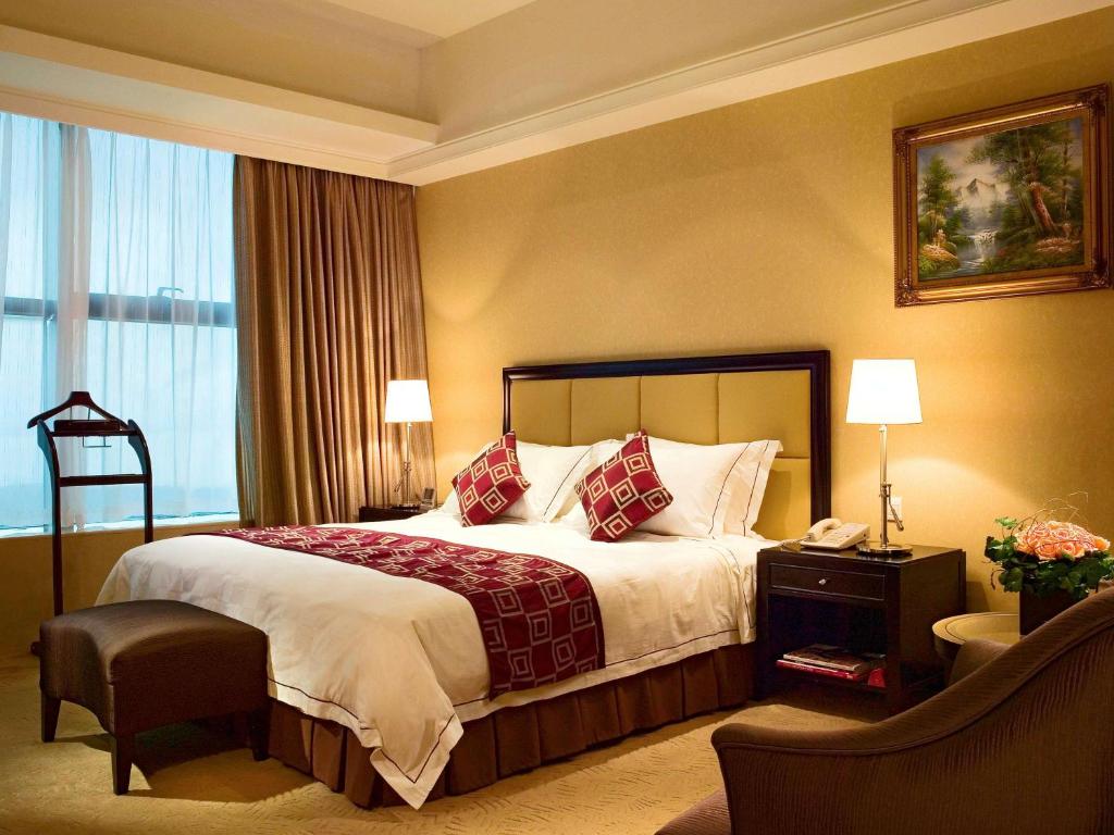 Postel nebo postele na pokoji v ubytování Oriental Ginza Hotel Shenzhen