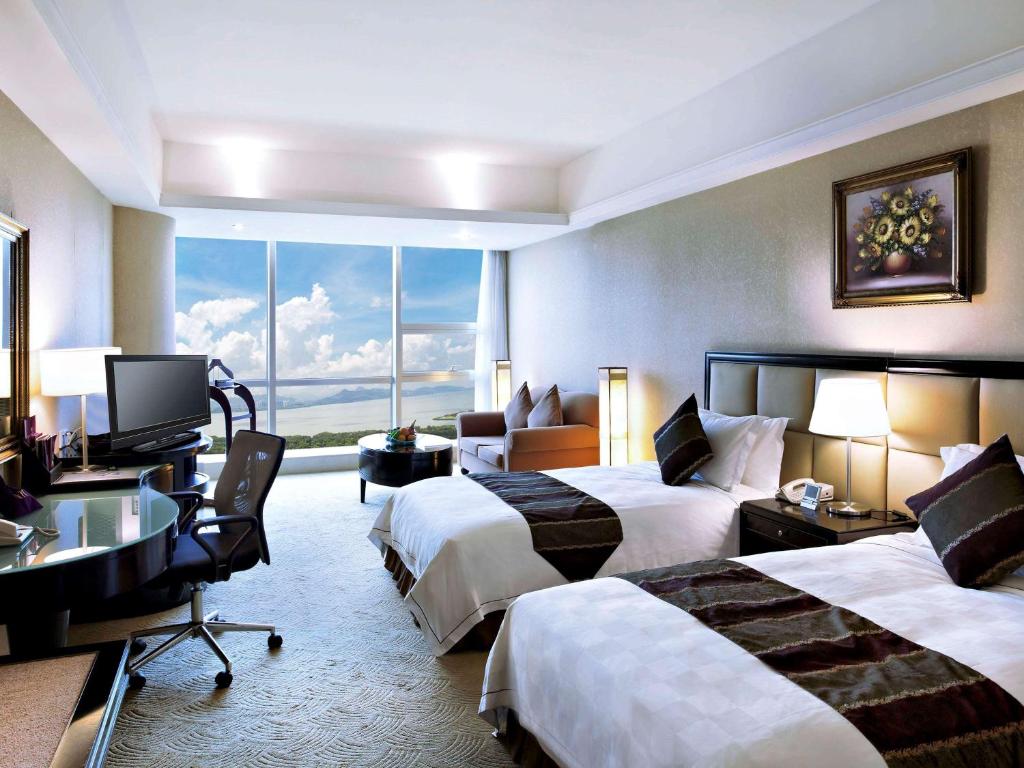 Postel nebo postele na pokoji v ubytování Oriental Ginza Hotel Shenzhen