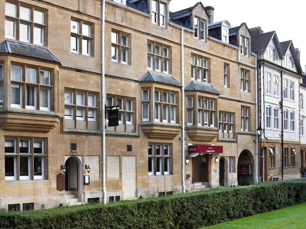 een groot bakstenen gebouw met veel ramen bij Mercure Oxford Eastgate Hotel in Oxford
