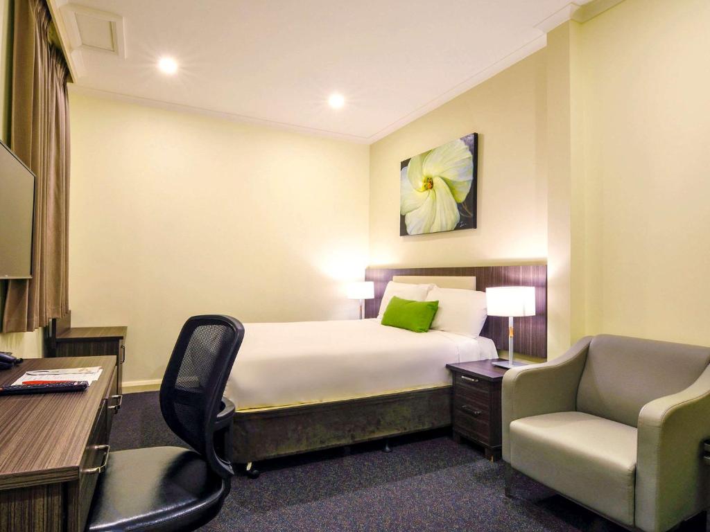 Postel nebo postele na pokoji v ubytování ibis Styles Kingsgate Hotel