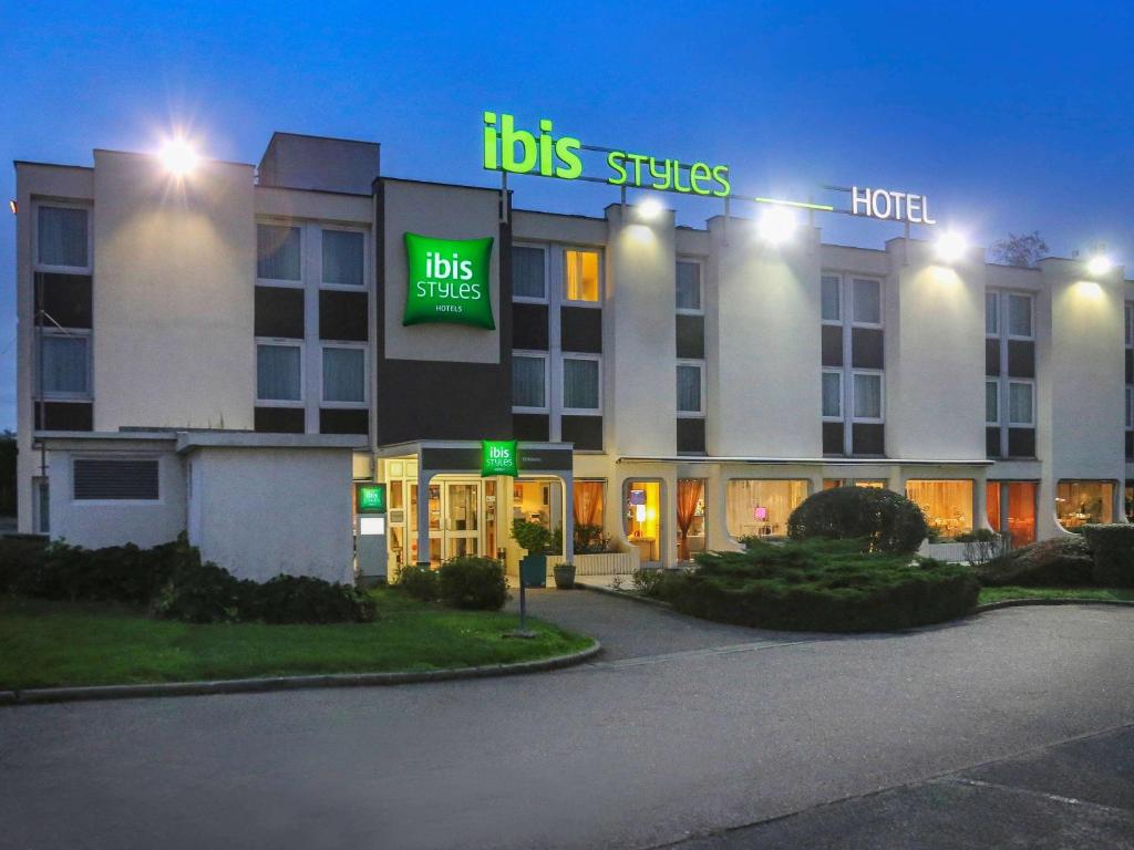 ein Hotel mit einem Schild, das Löwenhotel liest in der Unterkunft ibis Styles Orléans in La Chapelle-Saint-Mesmin