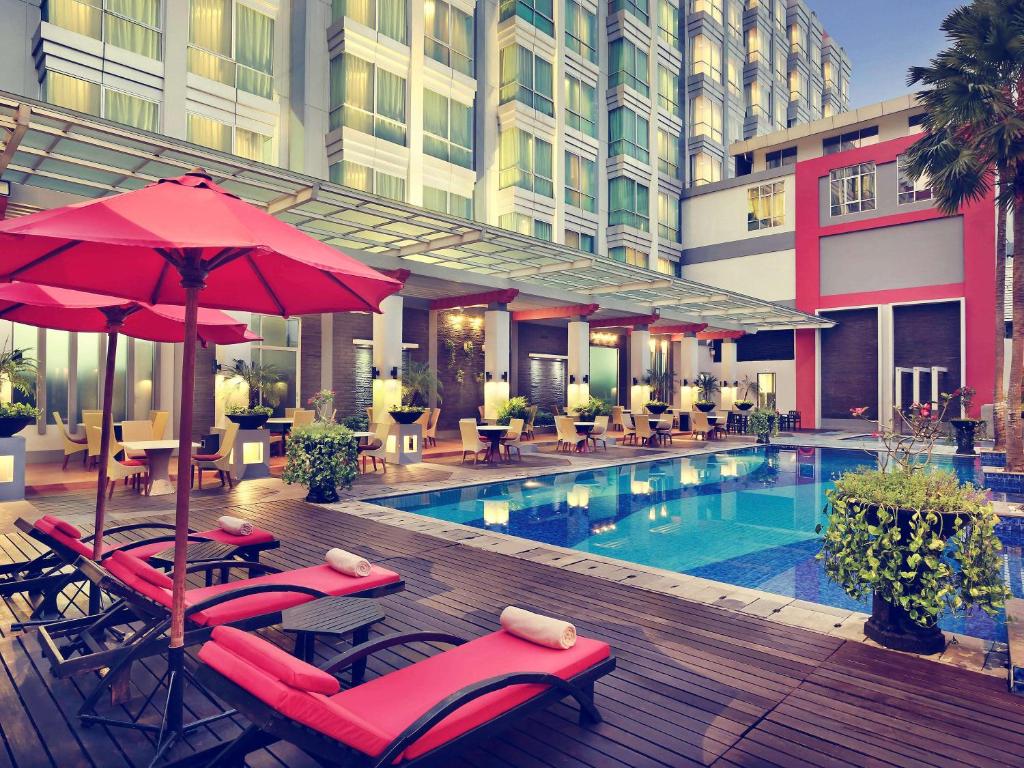 Bazén v ubytování Mercure Pontianak City Center nebo v jeho okolí