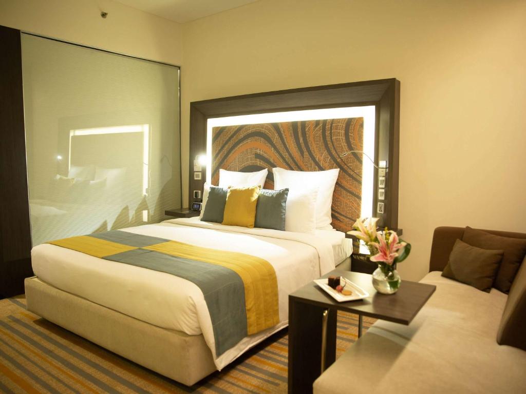 Postel nebo postele na pokoji v ubytování Novotel Kolkata Hotel and Residences