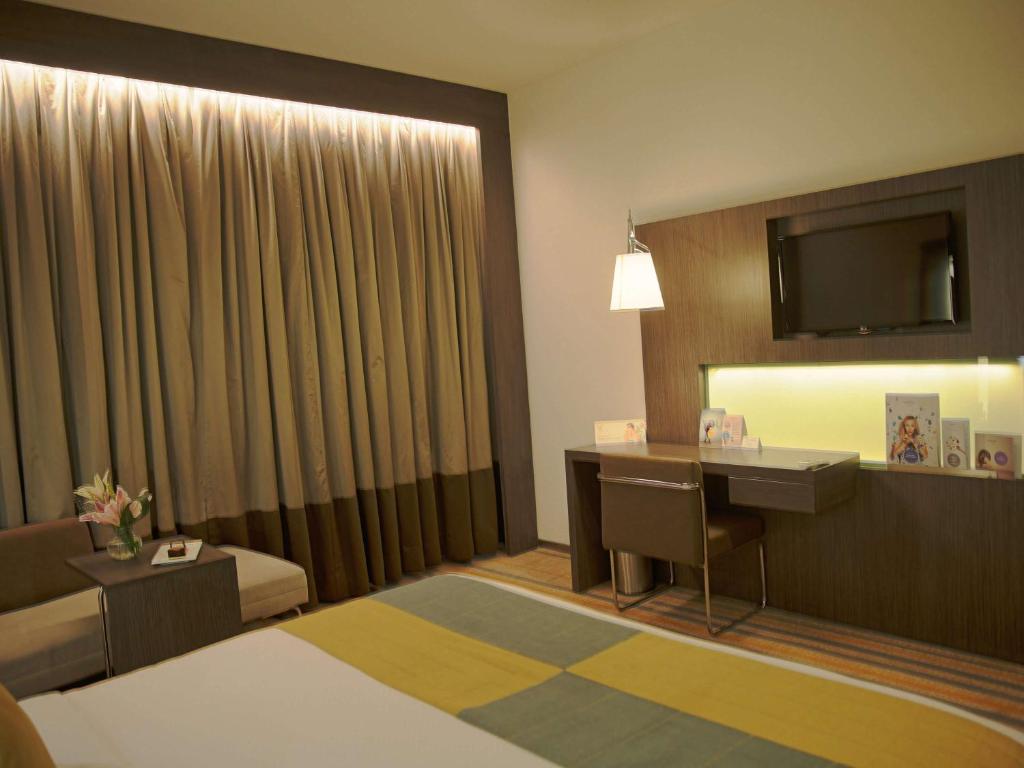 Postel nebo postele na pokoji v ubytování Novotel Kolkata Hotel and Residences
