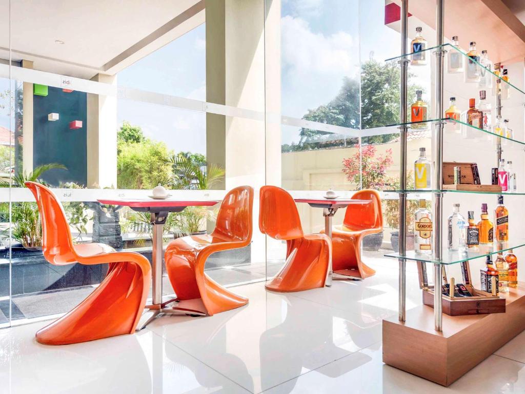Khu vực ghế ngồi tại Hotel Ibis Semarang Simpang Lima