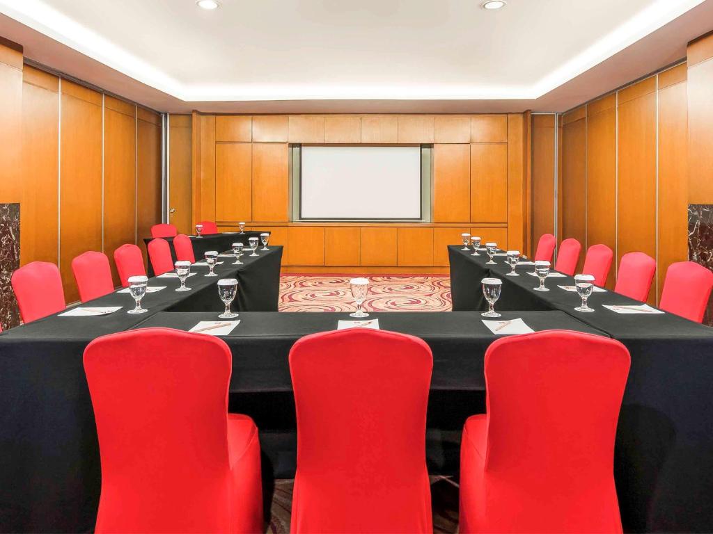 Khu vực hỗ trợ khách đi công tác/phòng hội thảo tại Hotel Ibis Semarang Simpang Lima