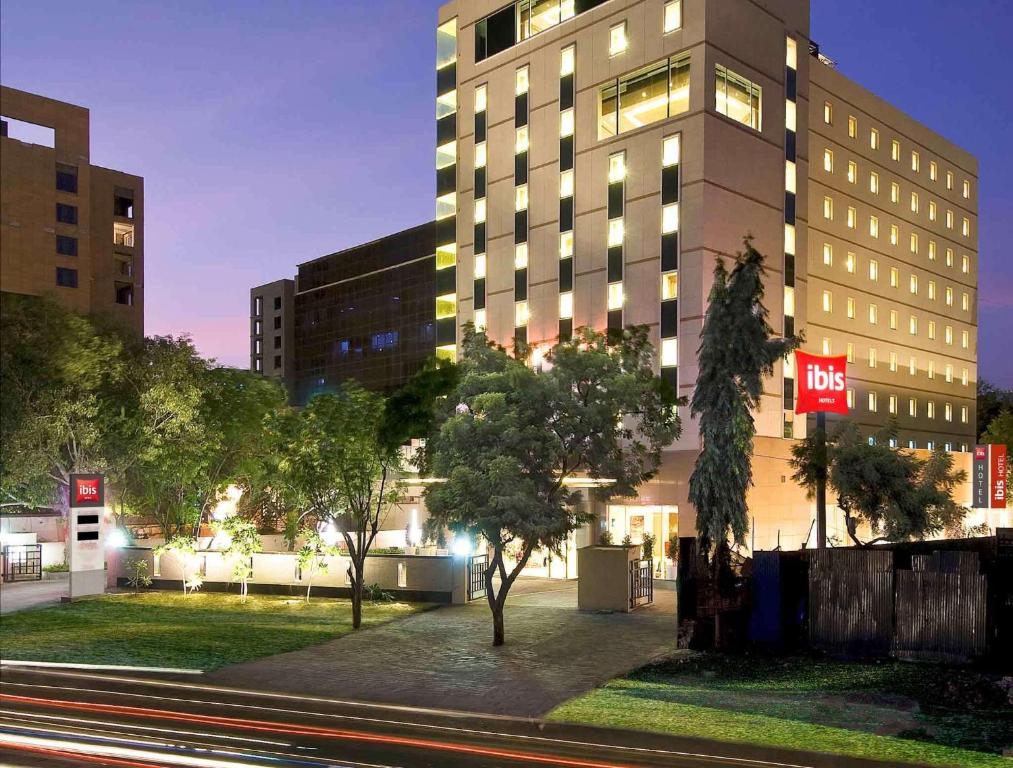 um edifício numa rua da cidade à noite em ibis Pune Viman Nagar - An Accor Brand em Pune