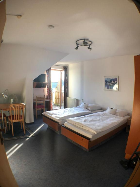 1 dormitorio con 1 cama grande y 1 mesa en Apartment Hotel Seebach en Großenseebach