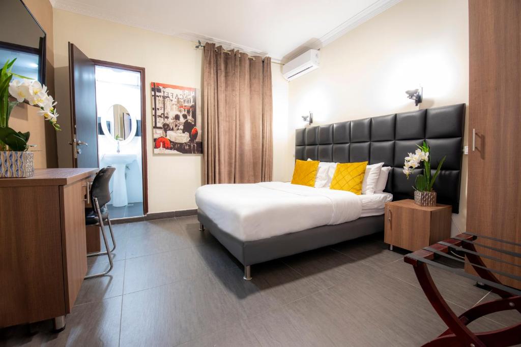 Postel nebo postele na pokoji v ubytování Miami Beach Hotel Tel Aviv