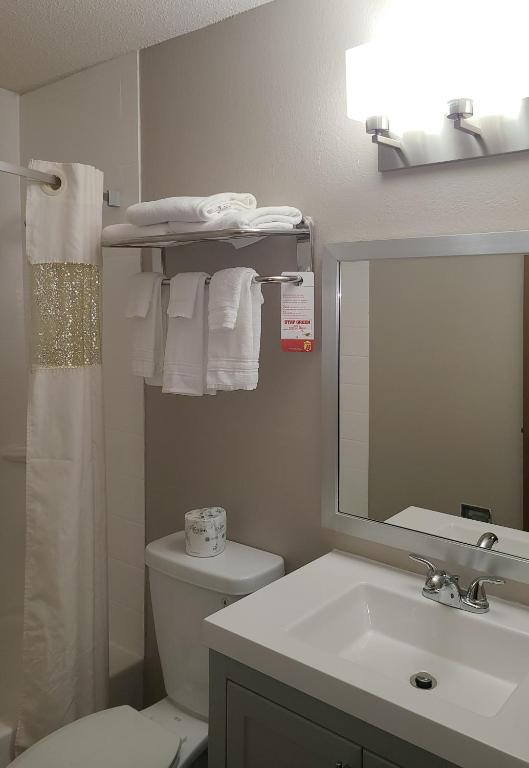Super 8 by Wyndham Bedford - Double Room With Two Double Beds - Non-Smoking