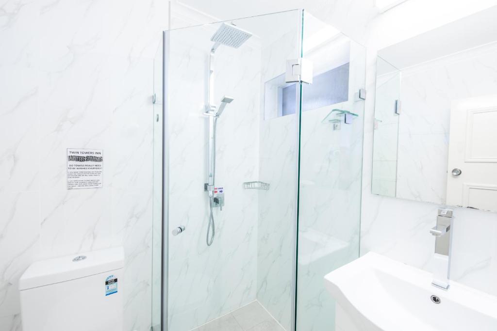 Twin Towers Inn - Resim 42