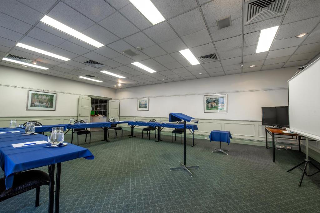 Twin Towers Inn - Resim 32