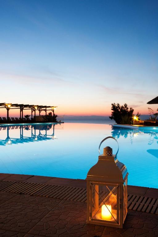 Bazén v ubytovaní Alia Palace Hotel - Adults Only 16+ alebo v jeho blízkosti