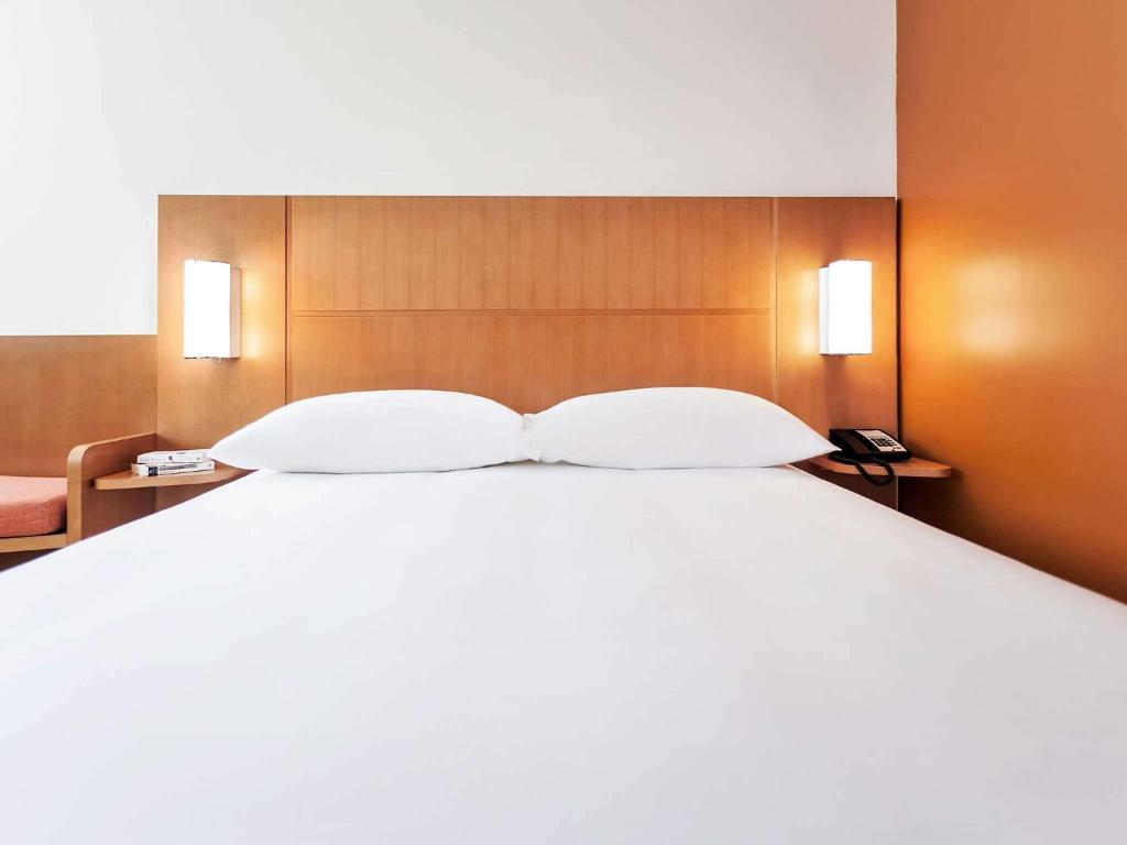 Ein Bett oder Betten in einem Zimmer der Unterkunft Ibis Abu Dhabi Gate