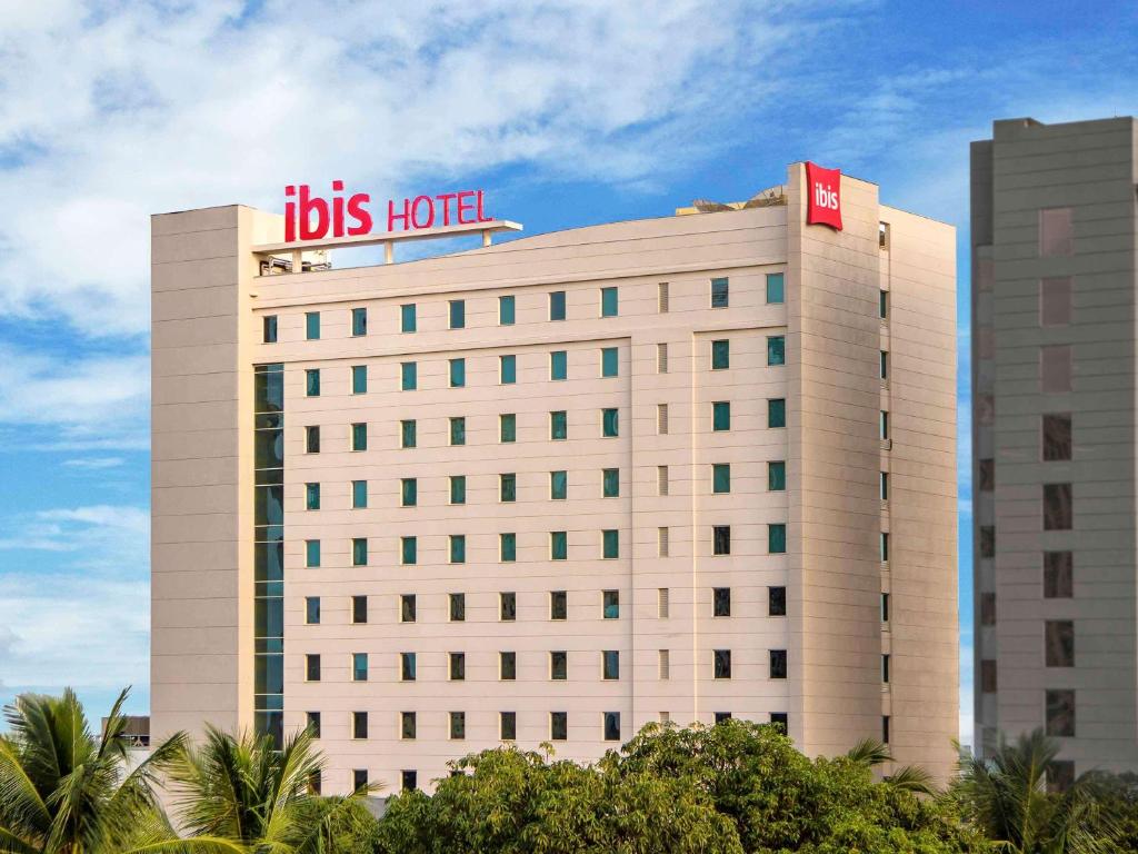 un edificio con un cartel encima en ibis Chennai Sipcot - An Accor Brand, en Chennai