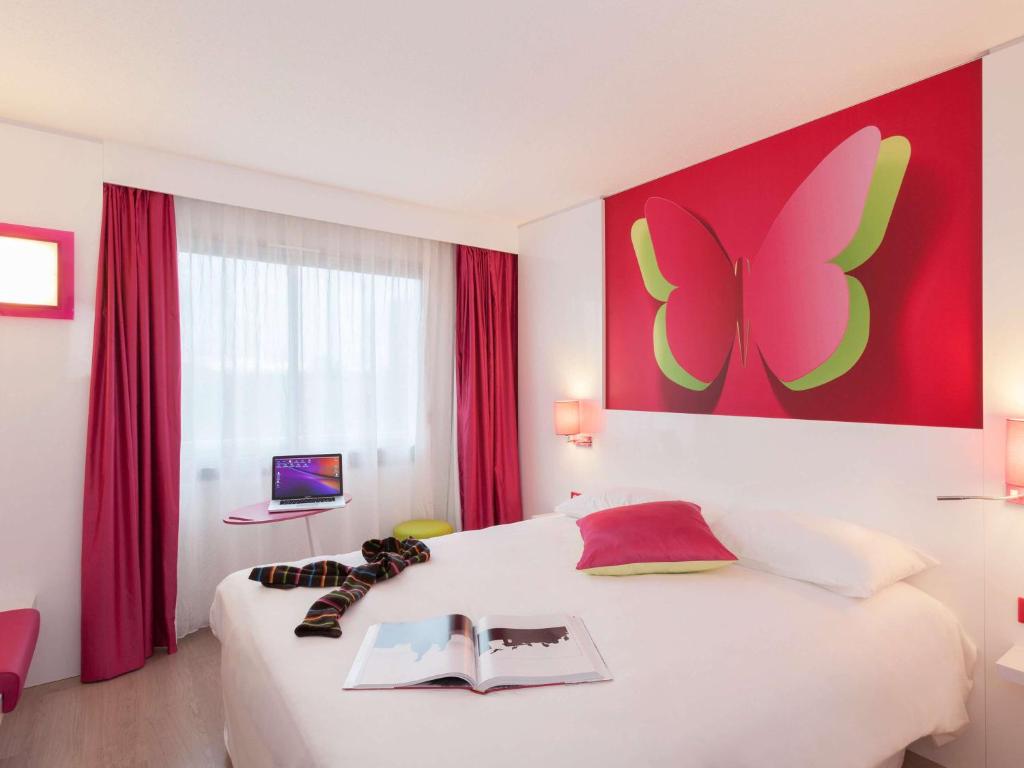 Postel nebo postele na pokoji v ubytování ibis Styles Bordeaux Saint Médard