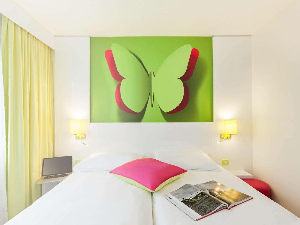 Postel nebo postele na pokoji v ubytování ibis Styles Bordeaux Saint Médard