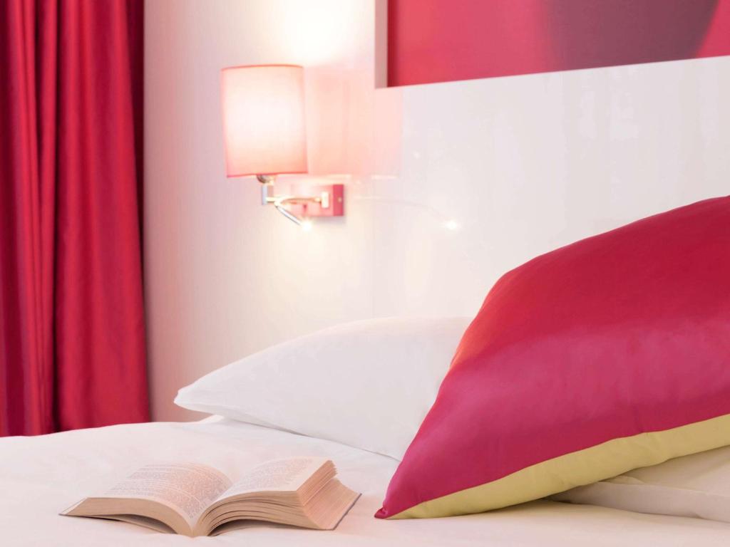 Postel nebo postele na pokoji v ubytování ibis Styles Bordeaux Saint Médard