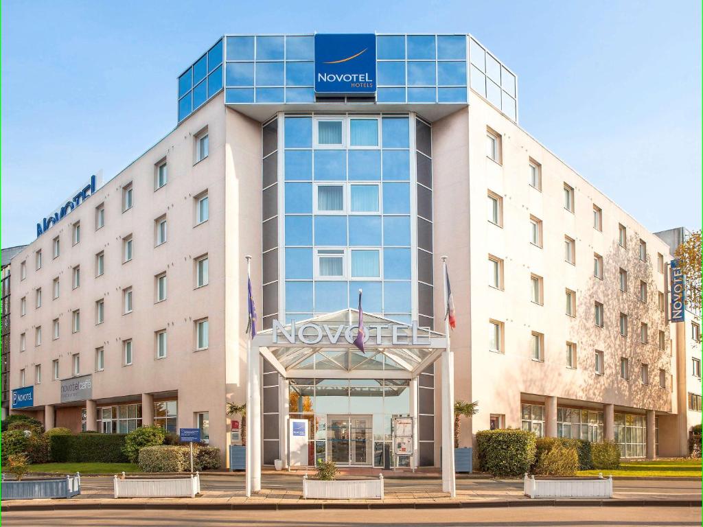 un bâtiment d'hôtel avec un nouveau panneau d'hôtel dans l'établissement Novotel Nantes Centre Bord de Loire, à Nantes