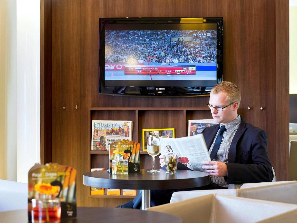 TV a/nebo společenská místnost v ubytování ibis Sint Niklaas Centrum