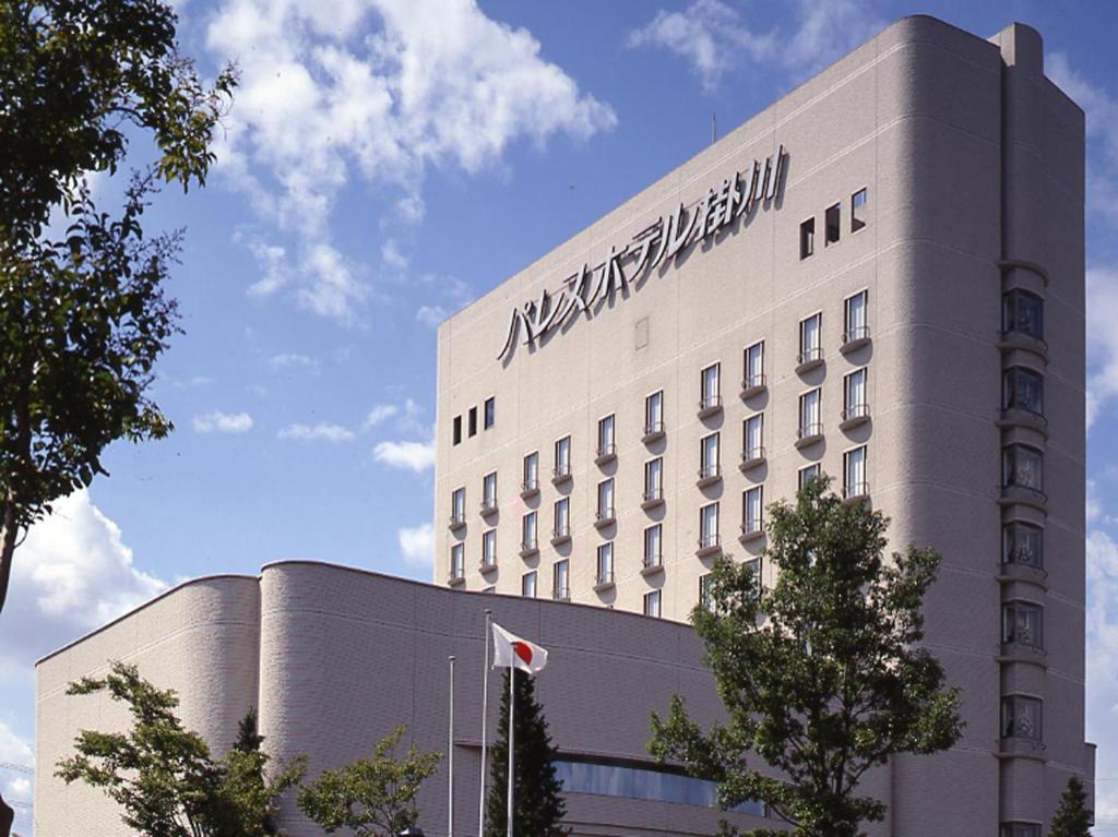 Un edificio con un cartel en el costado. en Palace Hotel Kakegawa, en Kakegawa
