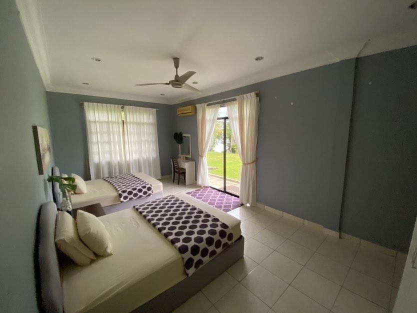 J Guest House في Kuala Penyu: غرفة نوم بسريرين ونافذة