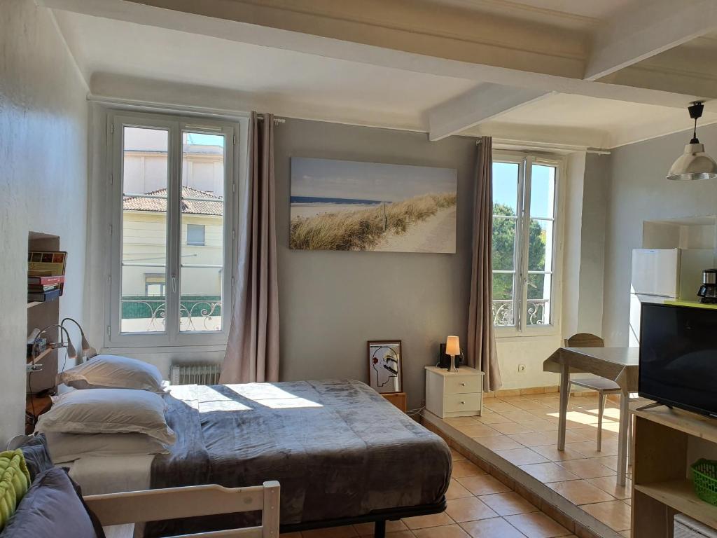 ein Schlafzimmer mit einem Bett und einem großen Fenster in der Unterkunft Saint Dizier in Cannes
