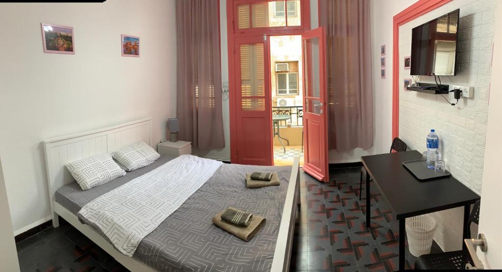 een slaapkamer met een bed met twee handdoeken erop bij GuestHouse COMFY - separate rooms in the apartment for a relaxing holiday in Haifa
