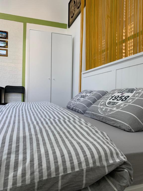 Rúm í herbergi á GuestHouse COMFY - separate rooms in the apartment for a relaxing holiday