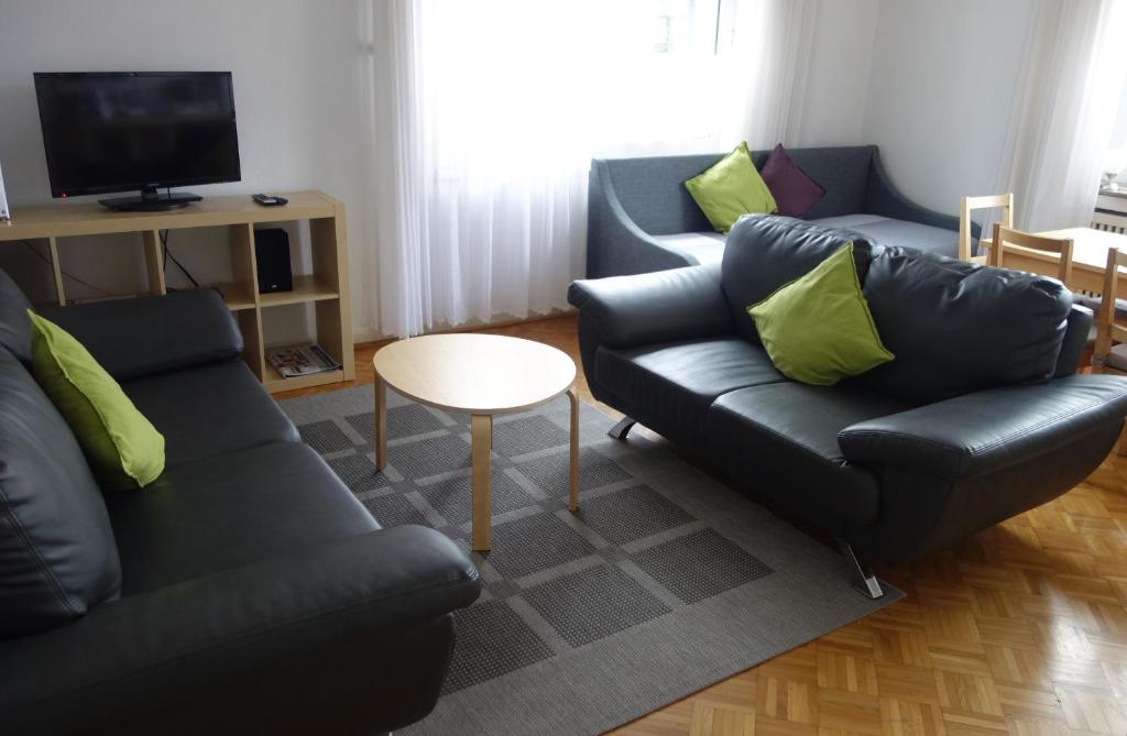 Sala de estar con 2 sofás y mesa en Ferienwohnungen Viersen en Viersen