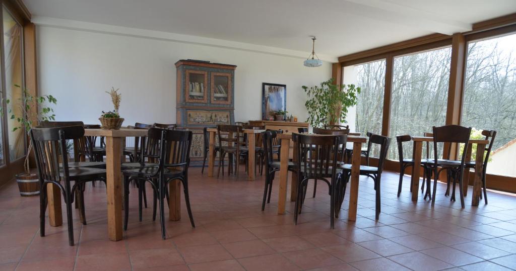 Reštaurácia alebo iné gastronomické zariadenie v ubytovaní Statek Krkavčí Hora