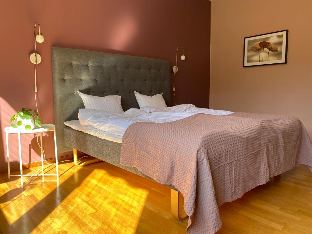 Postel nebo postele na pokoji v ubytování På Hörnet Hotell