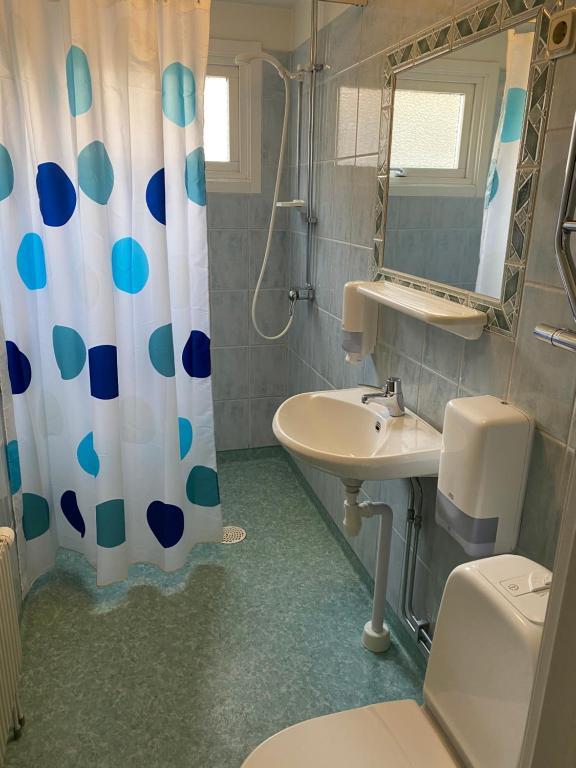Koupelna v ubytování På Hörnet Hotell